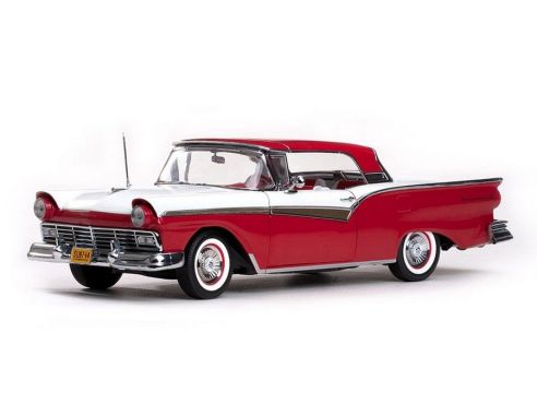 SunStar SS1331 FORD FAIRLANE SKYLINER 1957 WHITE/FLAME RED 1:18 Auto Stradali