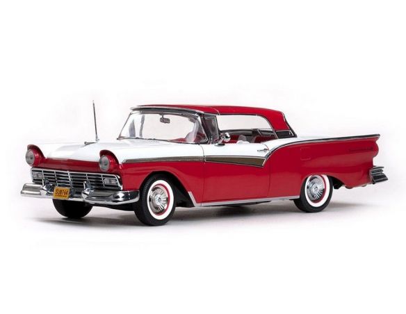 SunStar SS1331 FORD FAIRLANE SKYLINER 1957 WHITE/FLAME RED 1:18 Auto Stradali