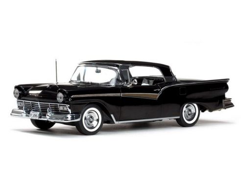 SunStar SS1335 FORD FAIRLANE SKYLINER 1957 BLACK 1:18 Modellino