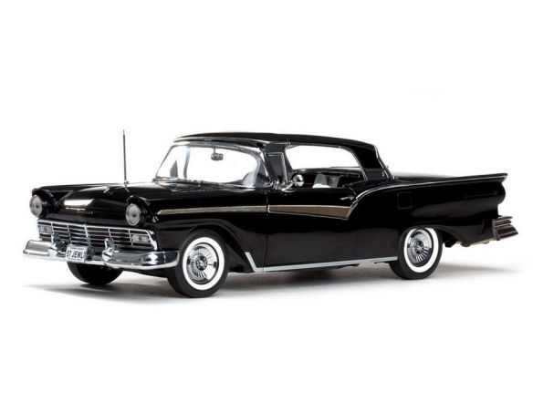 SunStar SS1335 FORD FAIRLANE SKYLINER 1957 BLACK 1:18 Modellino