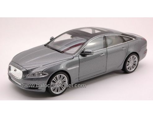 Welly WE2442 JAGUAR XJ 2010 SILVER 1:24 Auto Stradali