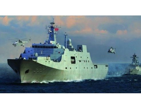 Trumpeter TP4551 NAVE PLA TYPE 071 AMPHIBIOUS TRANSPORT DOCK KIT 1:350 Modellino