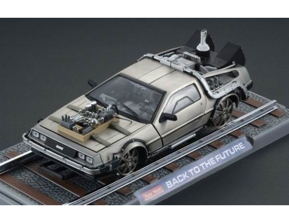 SunStar SS2714 DE LOREAN RITORNO AL FUTURO '3' CON PORZIONE BINARIO 1:18 Modellino