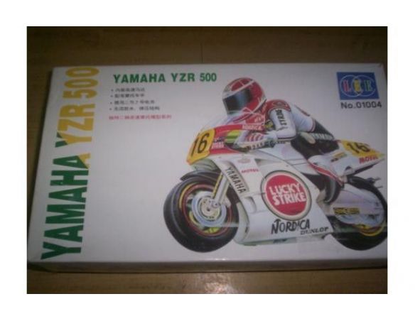 Lee 01004 YAMAHA YZR 500 LUCKY STRIKE CON PILOTA KIT DI MONTAGGIO          Modellino