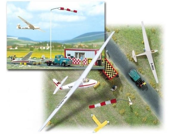 BUSCH 1050 PISTA DI VOLO CON ACCESSORI HO Modellino