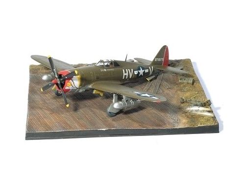 DRAGON WARBIRDS 50305 P-47D RAZORBACK 61ST FS 56TH LITTLE CHIEF Modellino