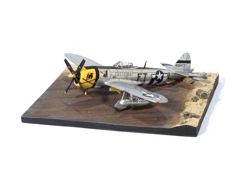 DRAGON WARBIRDS 50306 P-47D THUNDERBOLT 353RD FS 354TH FG WITH AIRFIELD BASE Modellino