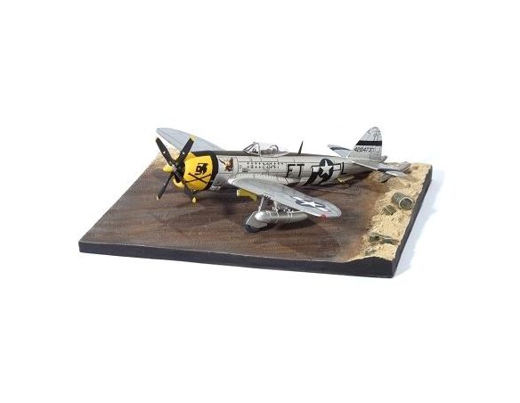 DRAGON WARBIRDS 50306 P-47D THUNDERBOLT 353RD FS 354TH FG WITH AIRFIELD BASE Modellino