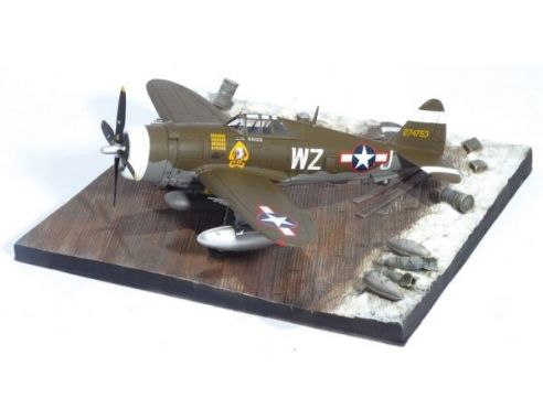 DRAGON WARBIRDS 50310 P-47 D 84FS 78FG WITH AIRFIELD BASE Modellino