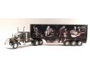New Ray NY10463B KENWORTH W900 TRUCK AMERICAN'S LEGENDS ELVIS PRESLEY RED 1:32 Modellino