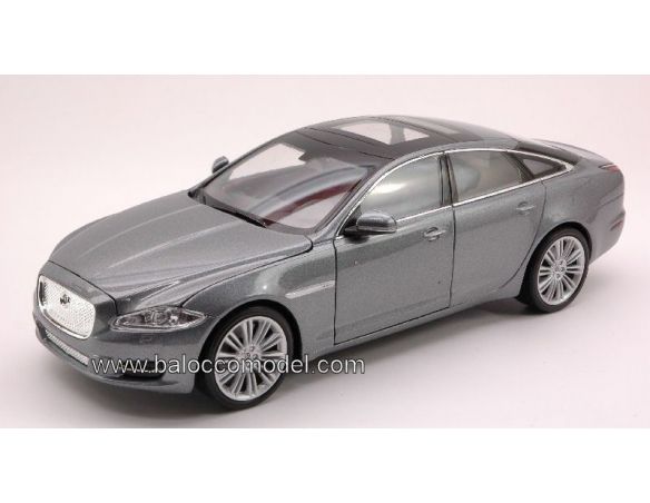 Welly WE0304 JAGUAR XJ 2010 SILVERGUN 1:24 Modellino