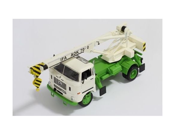 IST Models IST192 IFA W50L ADK70 1968 DDR WHITE AND GREEN 1:43 Modellino