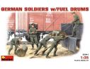 Miniart MIN35041 GERMAN SOLDIERS W/FUEL DRUM KIT 1:35 Modellino