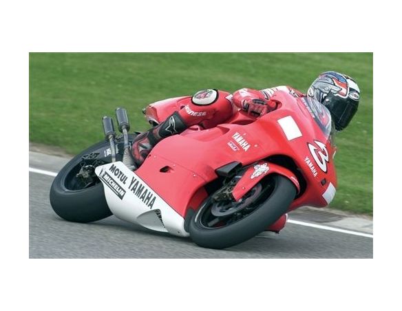 Italeri IT4502 YAMAHA YZR 500 M.BIAGGI '01 KIT 1:6 Modellino