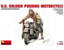 Miniart MIN35182 U.S. SOLDIER PUSHING MOTORCYCLE KIT 1:35 Modellino