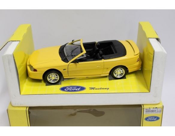 UNIVERSAL HOBBIES UH3106 FORD MUSTANG GT 1994 CONVERTIBLE GIALLA 1:18 Modellino Scatola Rovinata