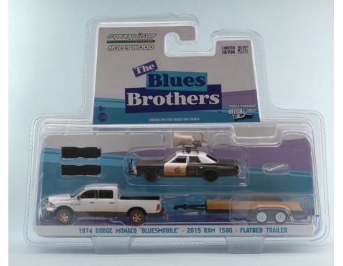 Greenlight GREEN31010C DODGE MONACO 1974 BLUESMOBILE/RAM 1500 2015 FLATBED TRAILER 1:64 Modellino