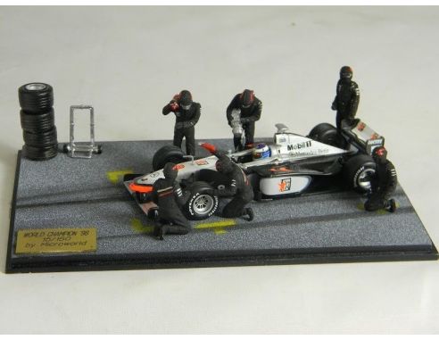 Microworld BE08 DIORAMA F.1 M.HAKKINEN'98 WINNER Modellino