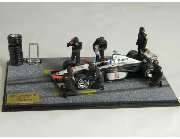 Microworld BE08 DIORAMA F.1 M.HAKKINEN'98 WINNER Modellino