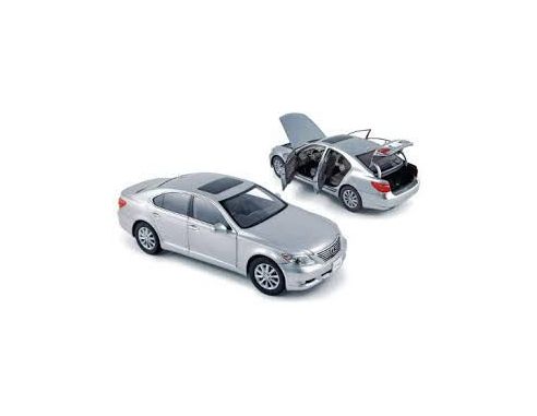 Maisto M21001 Lexus LS 460 (2010) in Silver  Power Racer 1:43 Modellino SCATOLA ROVINATA