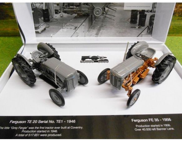 Universal Hobbies UH5206 SET OF FERGUSON TE20 & FE35 1:32 Modellino
