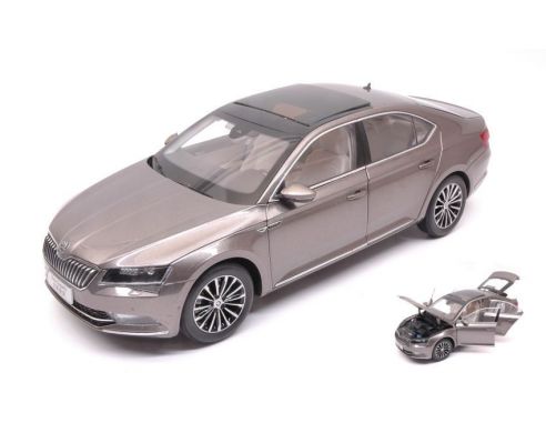 Abrex AB18035YO SKODA SUPERB III 2015 SILVERGUN 1:18 Modellino