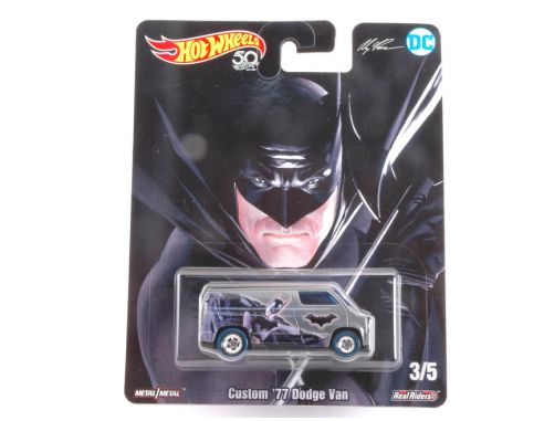 Hot Wheels HWDLB45-3 POP CULTURE BATMAN & SUPERMAN CUSTOM 1977 DODGE VAN 1:64 Modellino