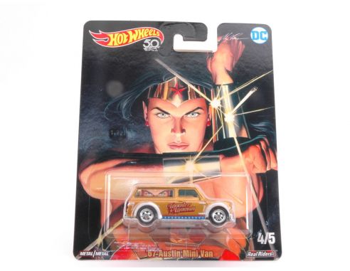 Hot Wheels HWDLB45-4 POP CULTURE BATMAN & SUPERMAN 1967 AUSTIN MINI VAN 1:64 Modellino