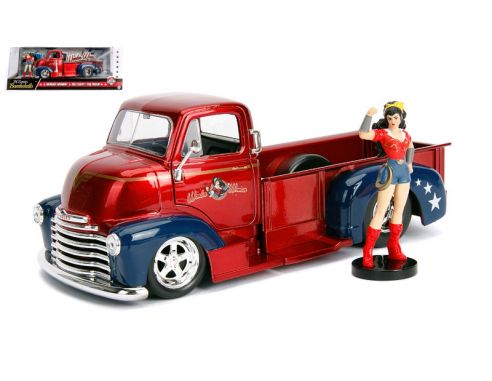 JADA TOYS JADA30453 WONDER WOMAN W/1952 CHEVY COE PICK UP METALLIC RED 1:24 Modellino