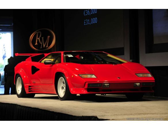 Ixo model GTS80031 LAMBORGHINI COUNTACH LP500 QV + SHOWCASE BOX SIVIGLIA RED 1:8 Modellino