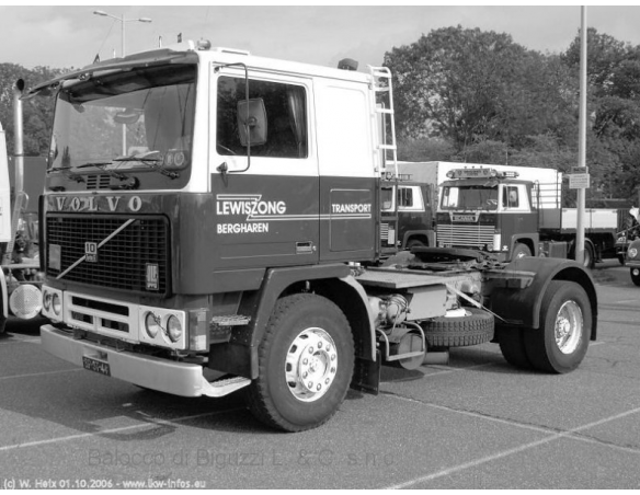 Ixo model TR038 VOLVO F10 1983 WHITE/RED 1:43 Modellino