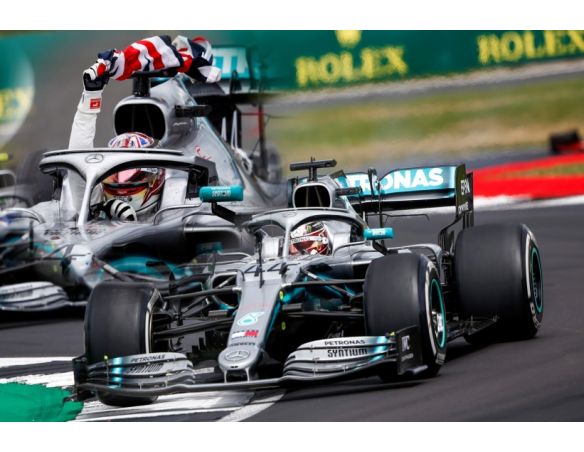 Spark Model S18464 MERCEDES F1 W10 L.HAMILTON 2019 N.44 WINNER BRITISH GP W/FLAG 1:18 Modellino
