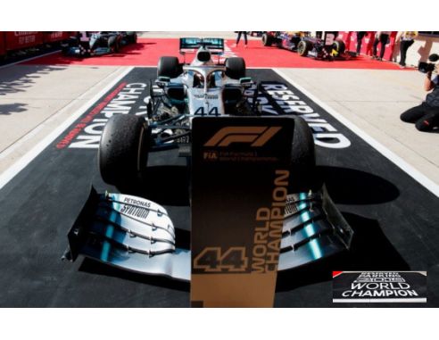 Spark Model S6099 MERCEDES F1W10 L.HAMILTON 2019 N.44 USA GP SPECIAL PLATFORM W/PIT BOARD Modellino