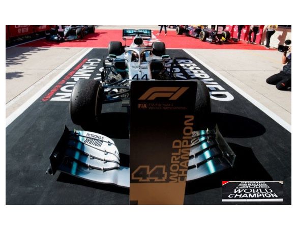Spark Model S6099 MERCEDES F1W10 L.HAMILTON 2019 N.44 USA GP SPECIAL PLATFORM W/PIT BOARD Modellino
