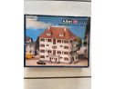 Kibri 7170 Palazzo di Città con Balcone Modellismo SCATOLA ROVINATA