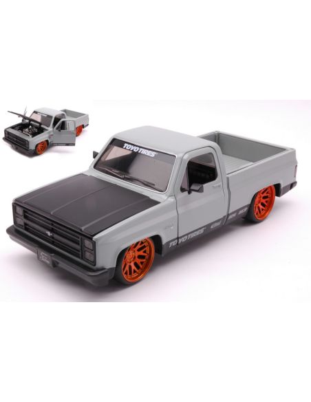 JADA TOYS JADA33610 CHEVROLET C-10 PICK UP 1985 TOYO TIRES GREY/BLACK 1:24 Modellino